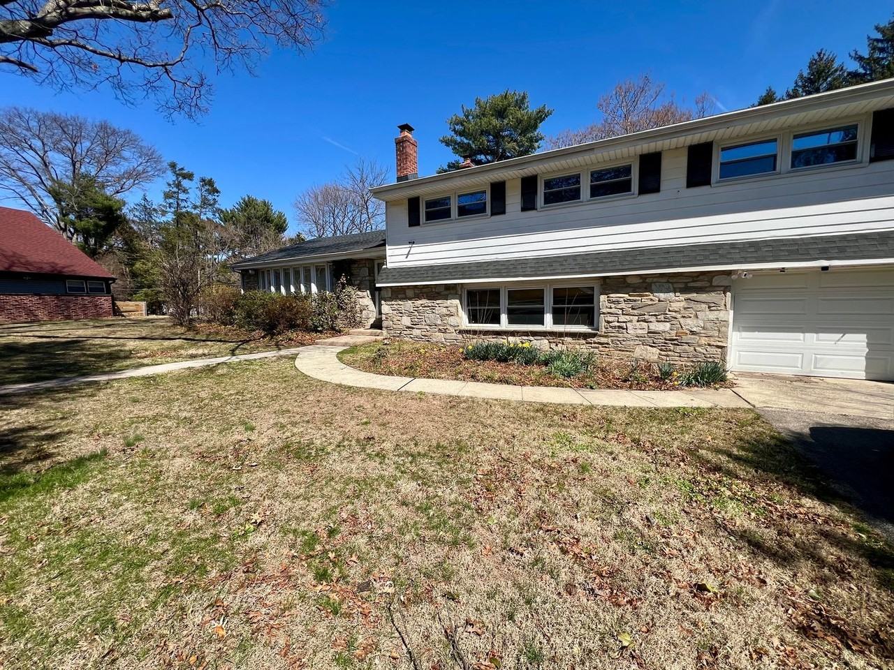 303 Hedgerow Ln - Photo 2 of 47