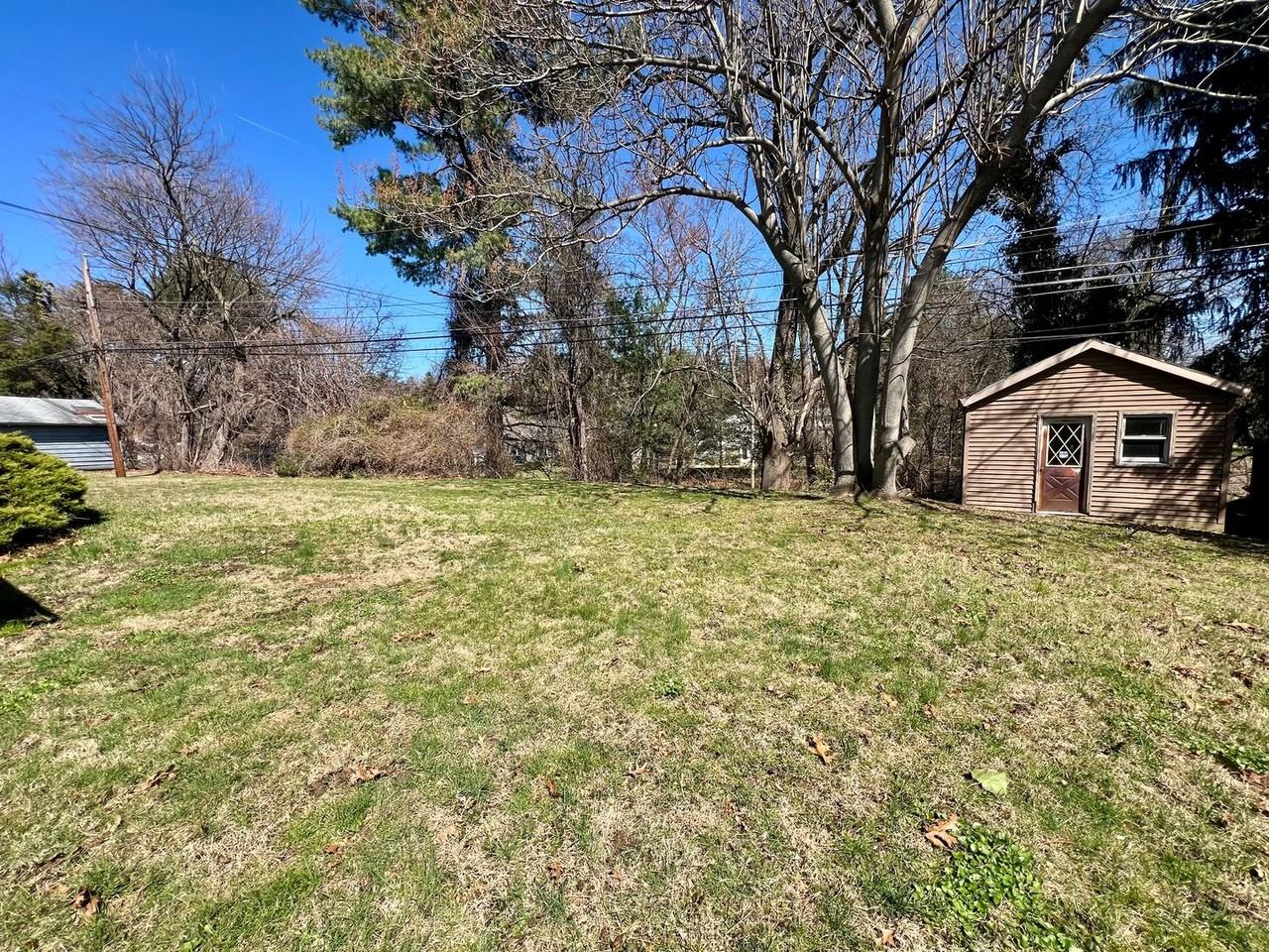 303 Hedgerow Ln - Photo 3 of 47