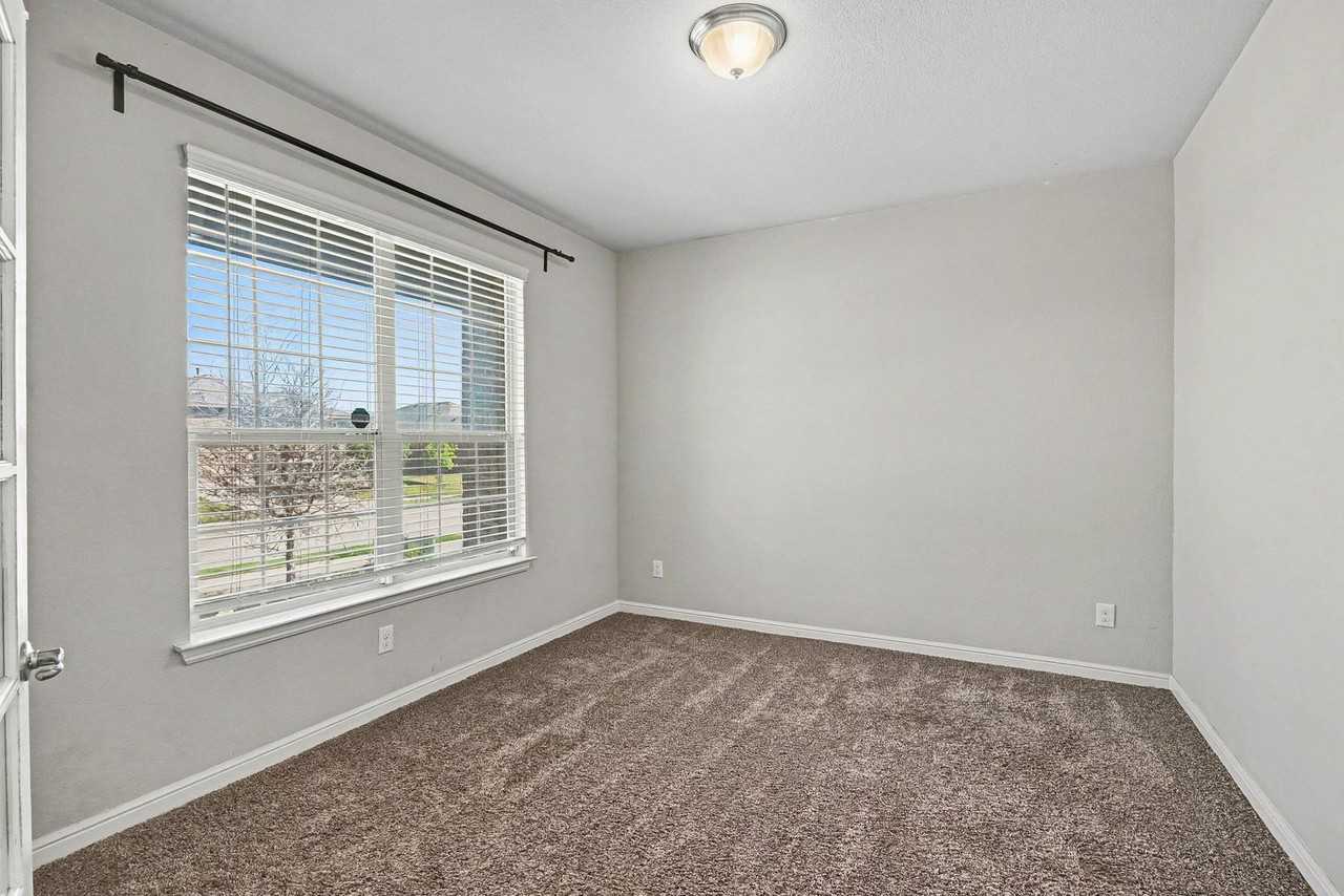 613 Dunster Ln - Photo 3 of 25