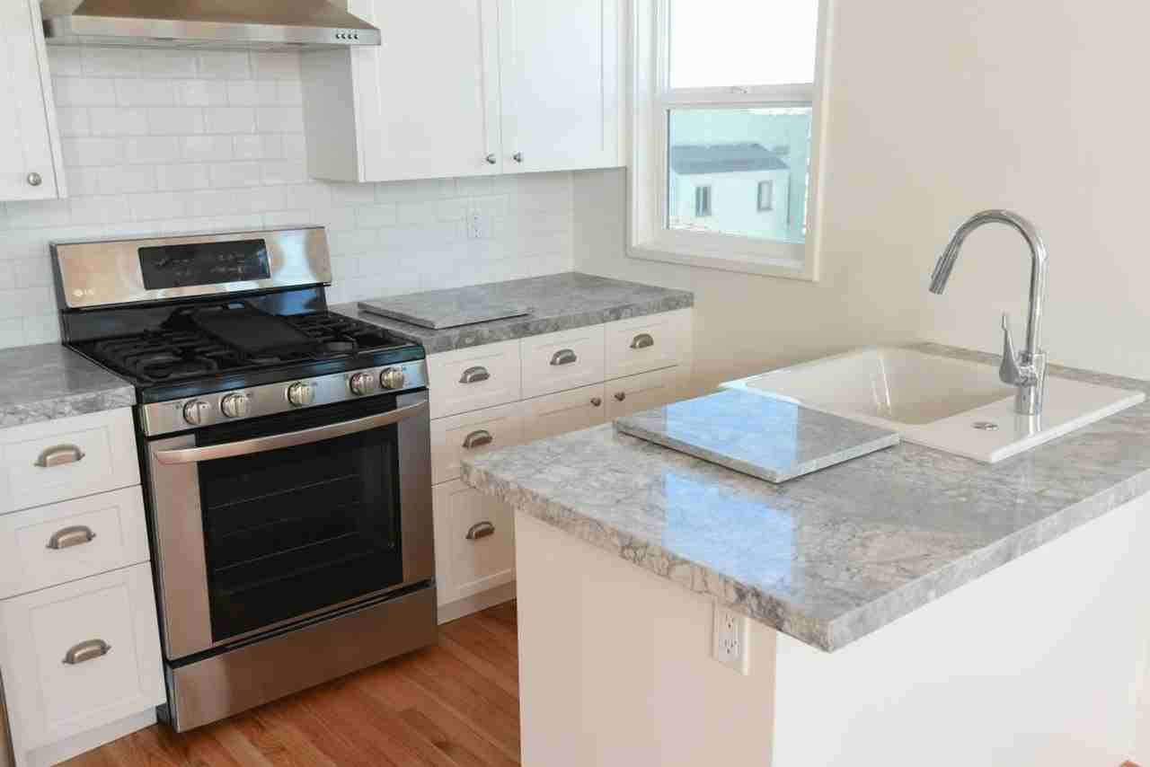 1932 1/2 Clinton St - Photo 4 of 17