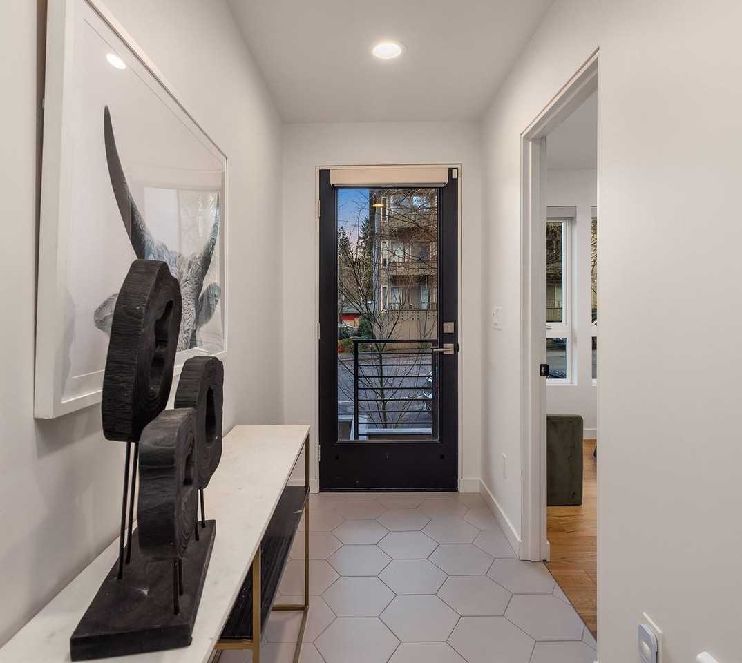 9709 Roosevelt Way Ne #A - Photo 2 of 30