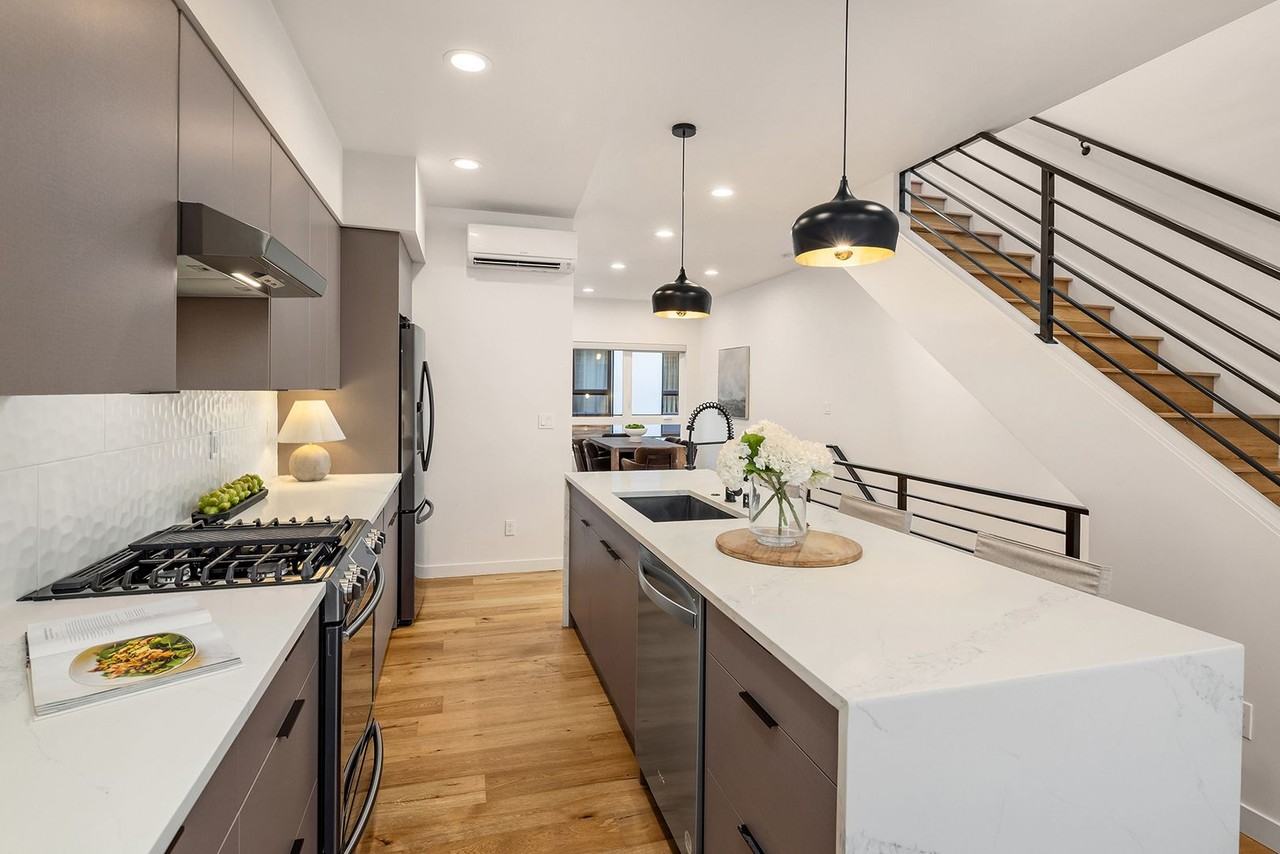 9709 Roosevelt Way Ne #A - Photo 3 of 30