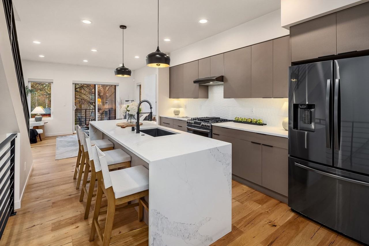 9709 Roosevelt Way Ne #A - Photo 4 of 30