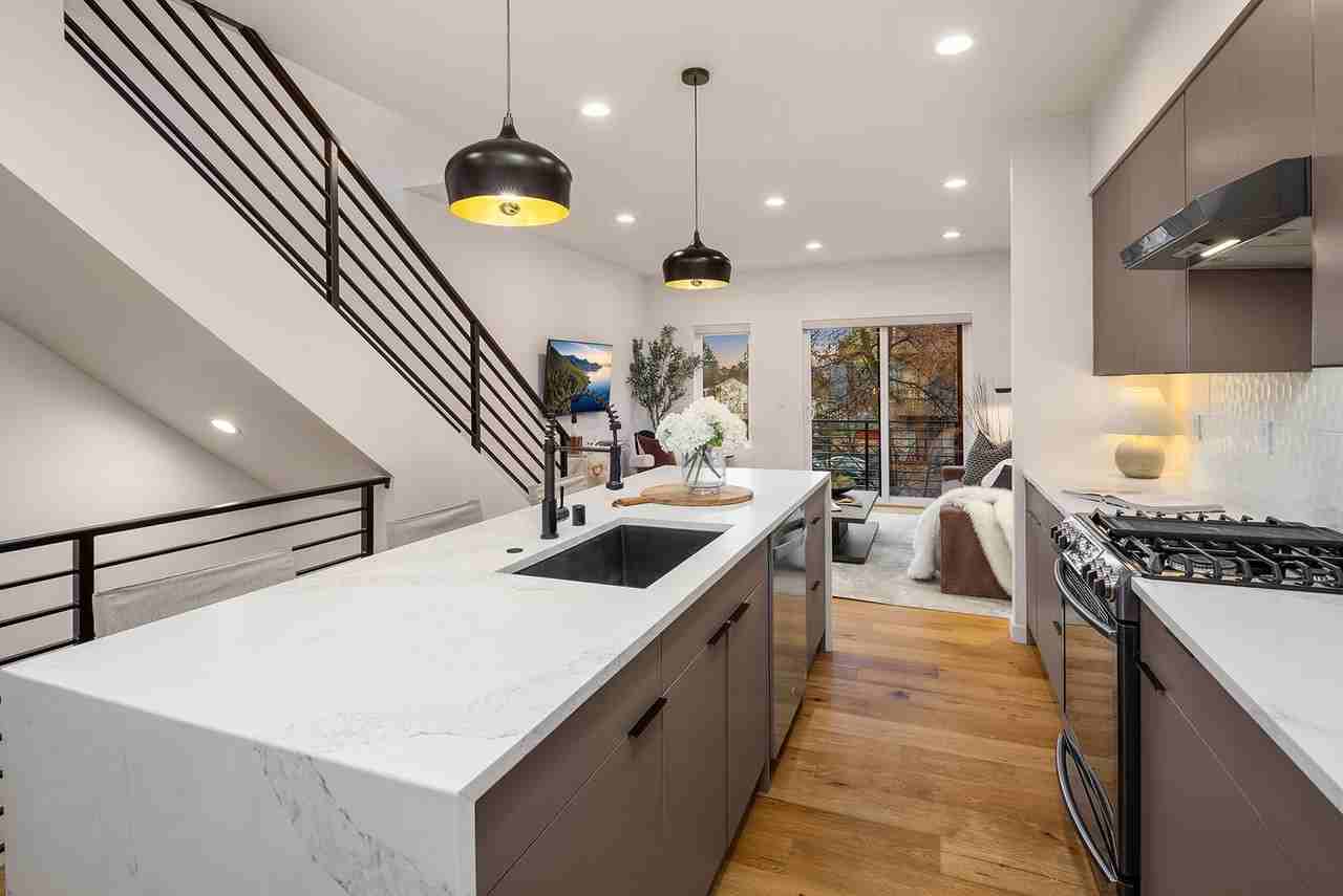 9709 Roosevelt Way Ne #A - Photo 5 of 30