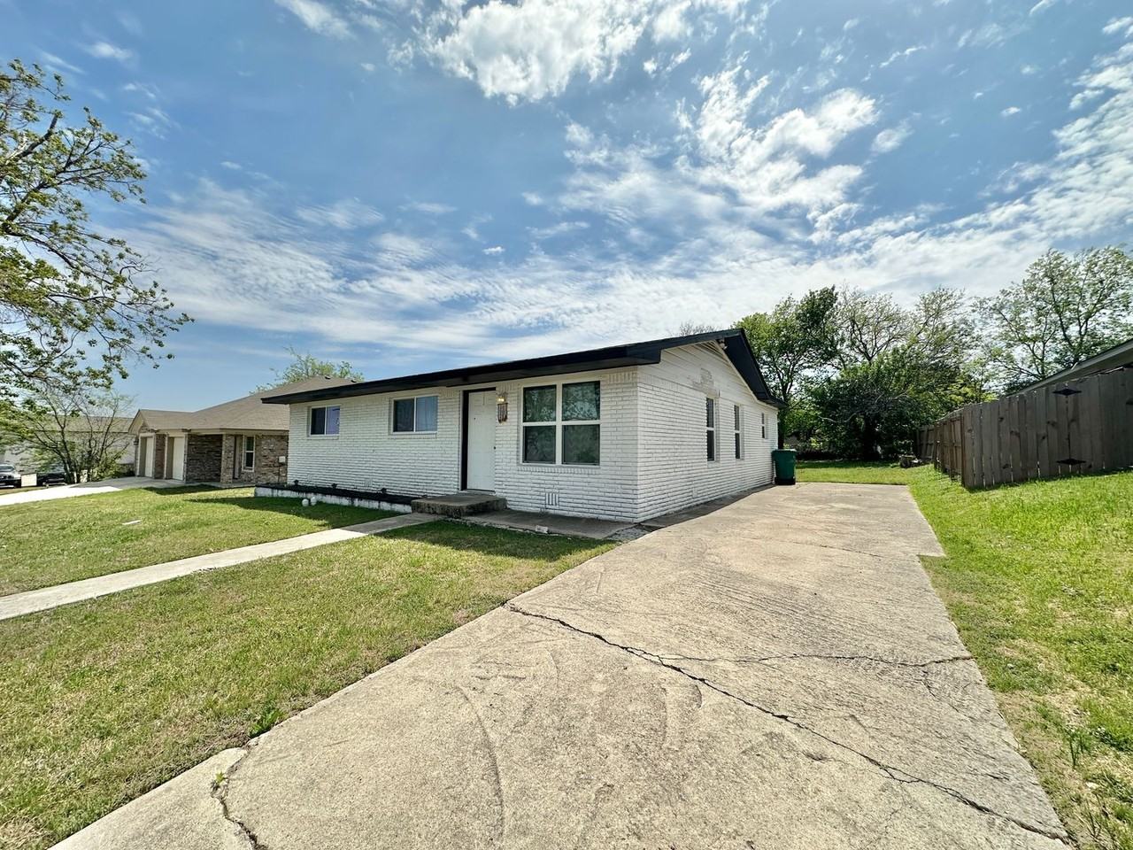 108 W Kathey Rd - Photo 2 of 27