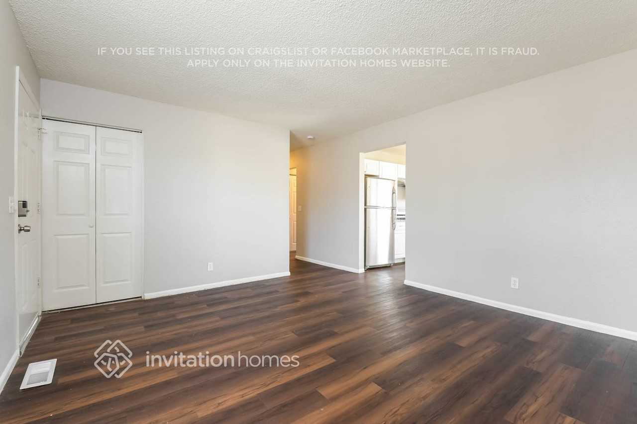 9739 Steele St - Photo 3 of 17
