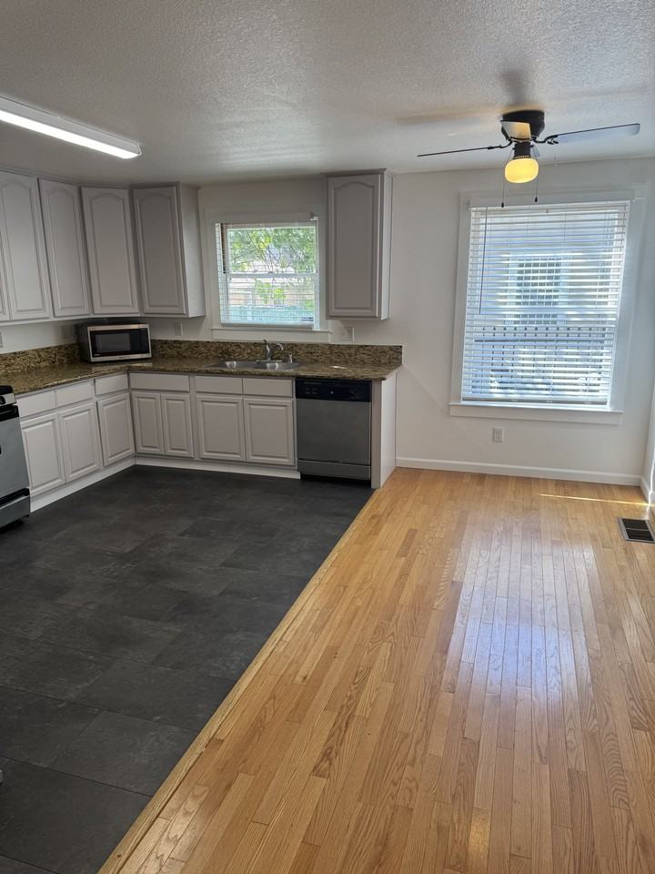 1915 10th St #1 - Photo 5 of 12