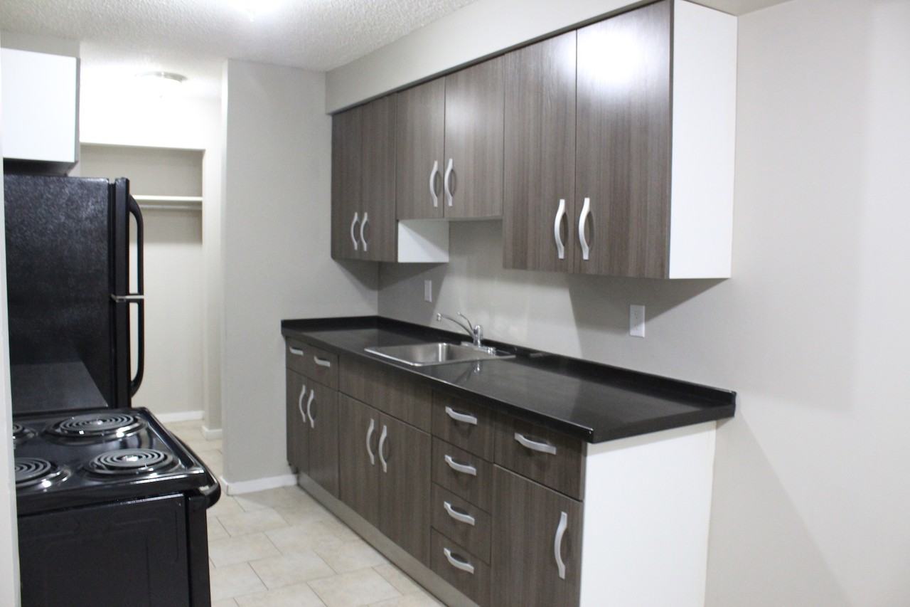 Leo Manor Apartments - Photo 6 of 13