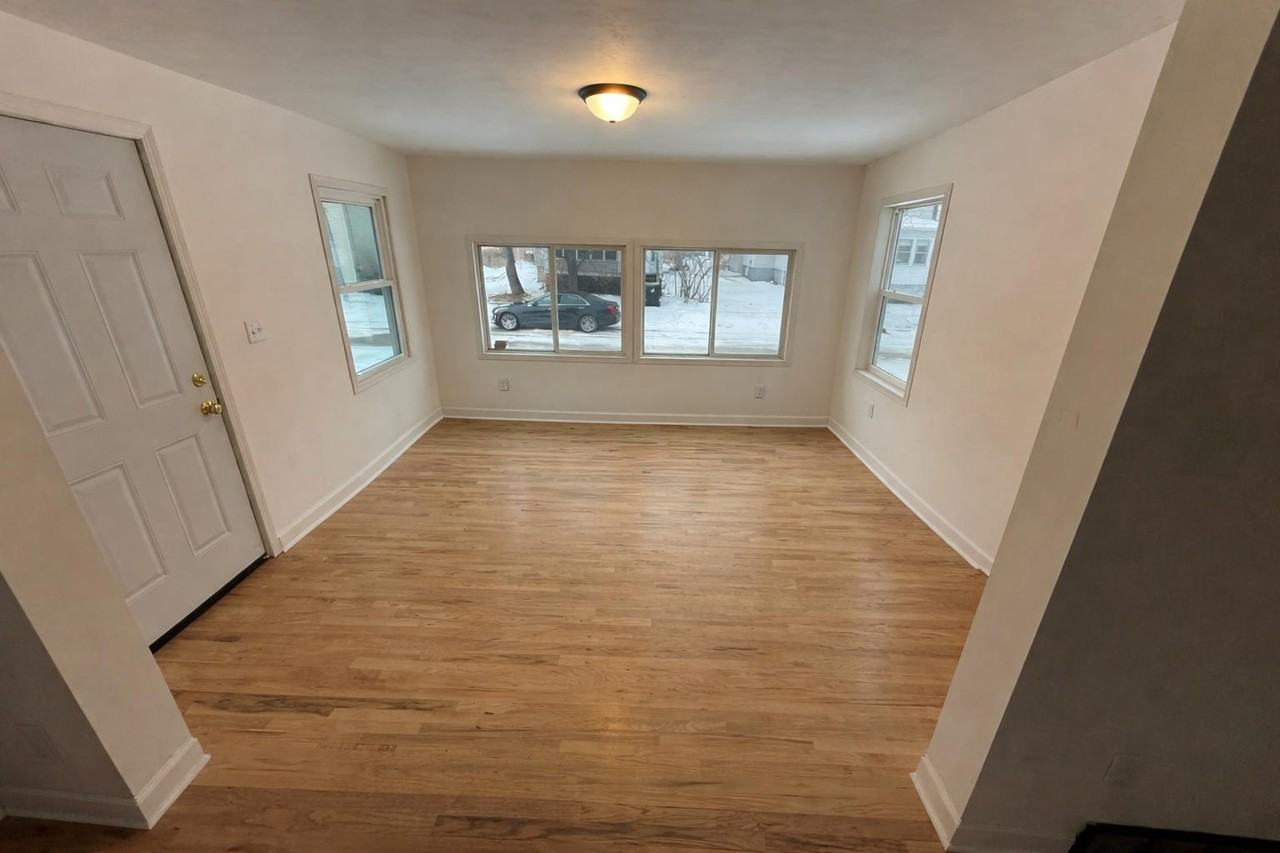 810 4th St - Photo 3 of 9