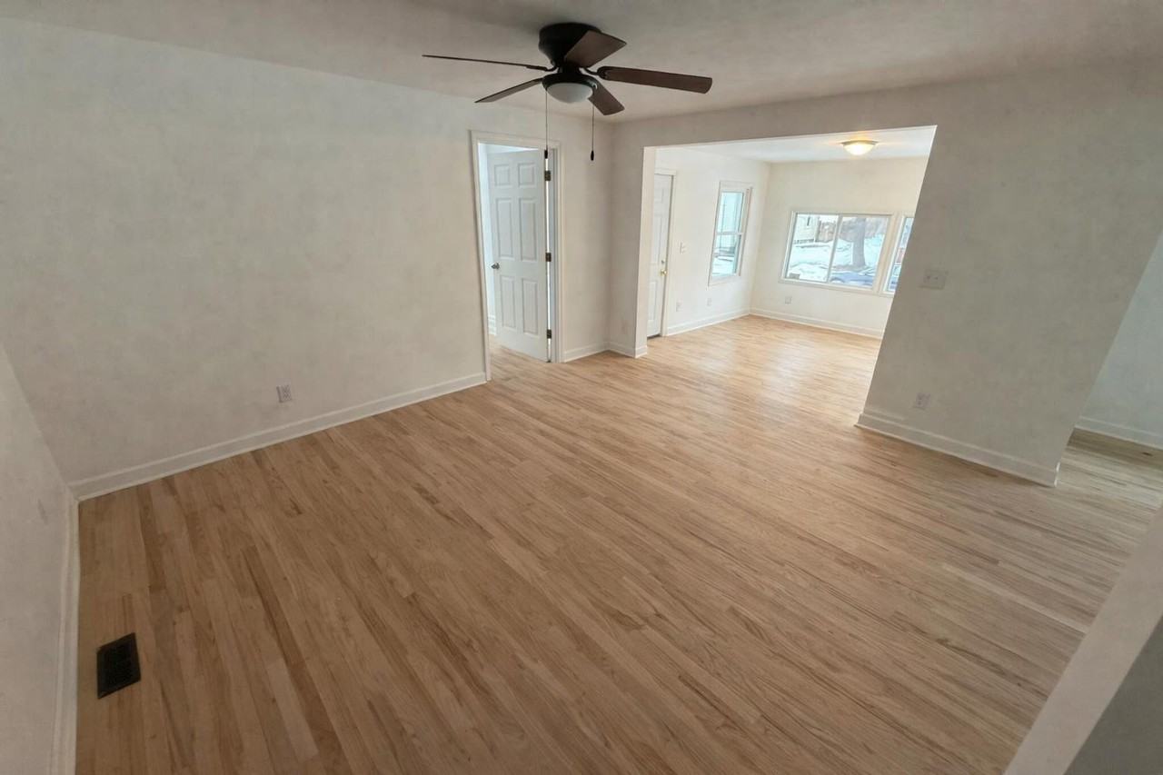 810 4th St - Photo 4 of 9