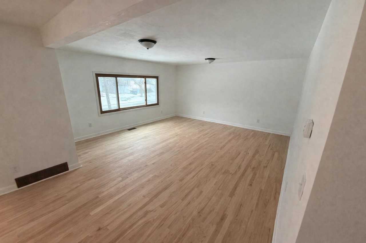 810 4th St - Photo 5 of 9