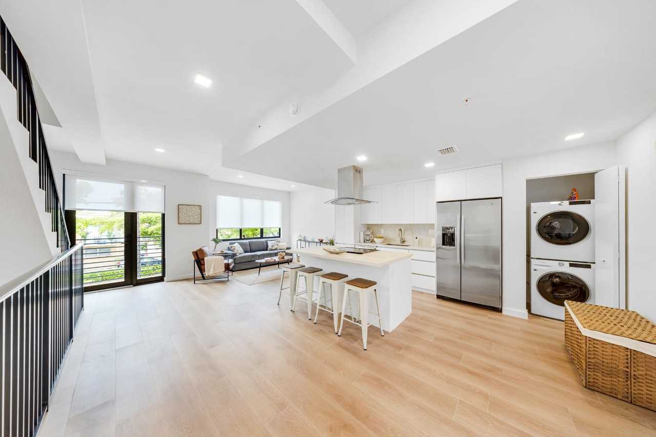 1376 SW 4th St - Photo 4 of 10
