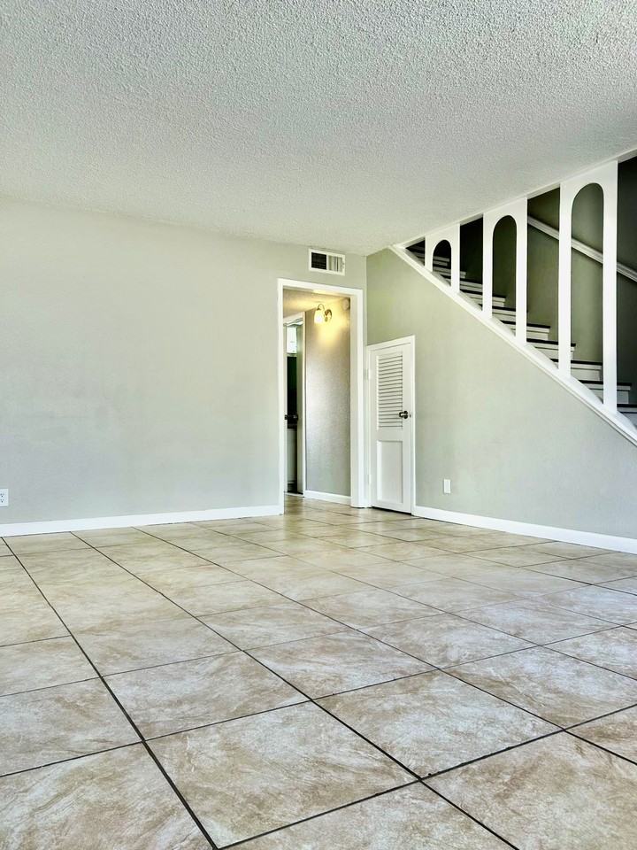 3902 Englewood Cir #3902 - Photo 2 of 29