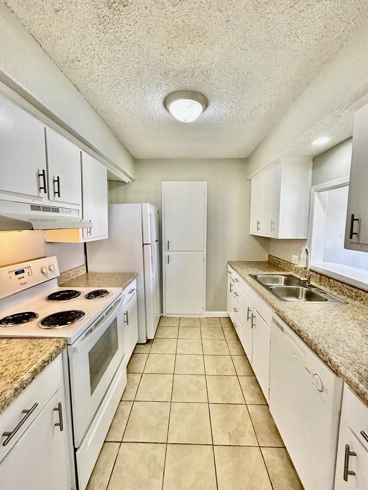 3902 Englewood Cir #3902 - Photo 4 of 29