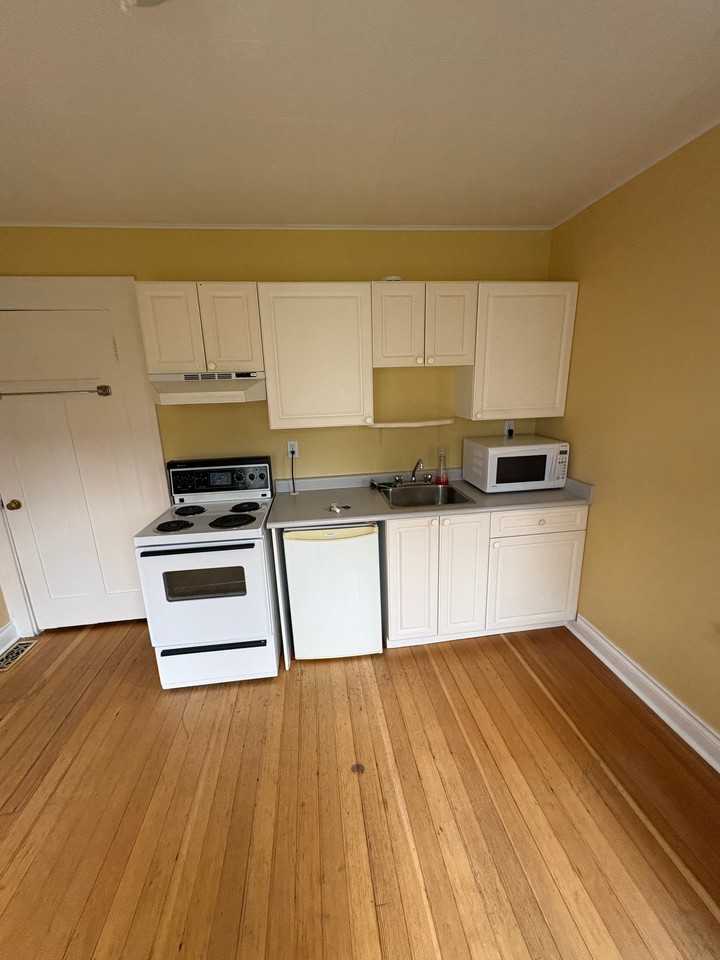 1037 Southgate St #5 - Photo 3 of 10