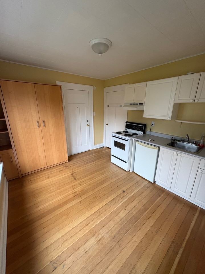 1037 Southgate St #5 - Photo 4 of 10