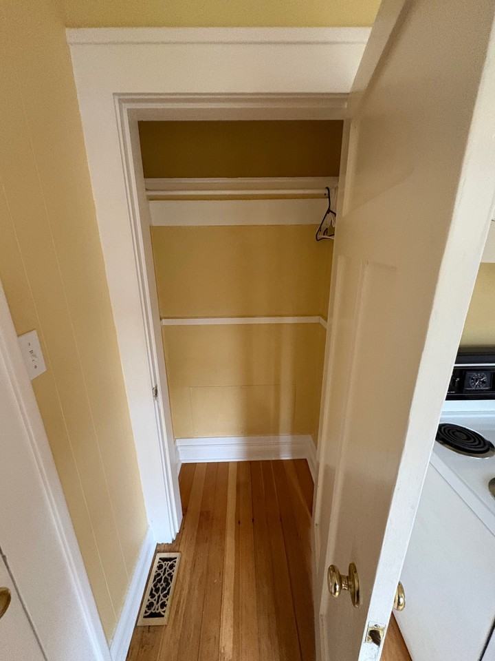 1037 Southgate St #5 - Photo 5 of 10