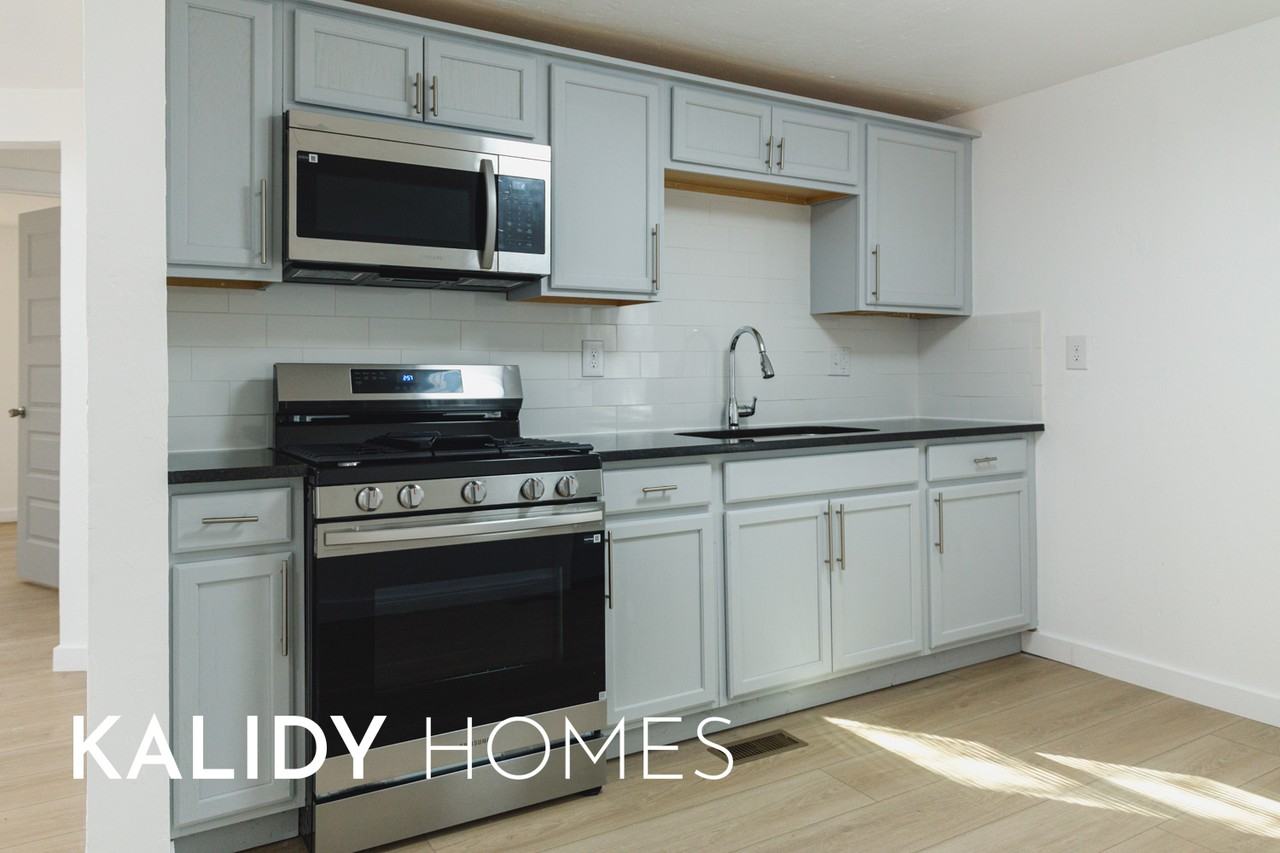 2412 Sw 47th St #1 - Photo 5 of 31