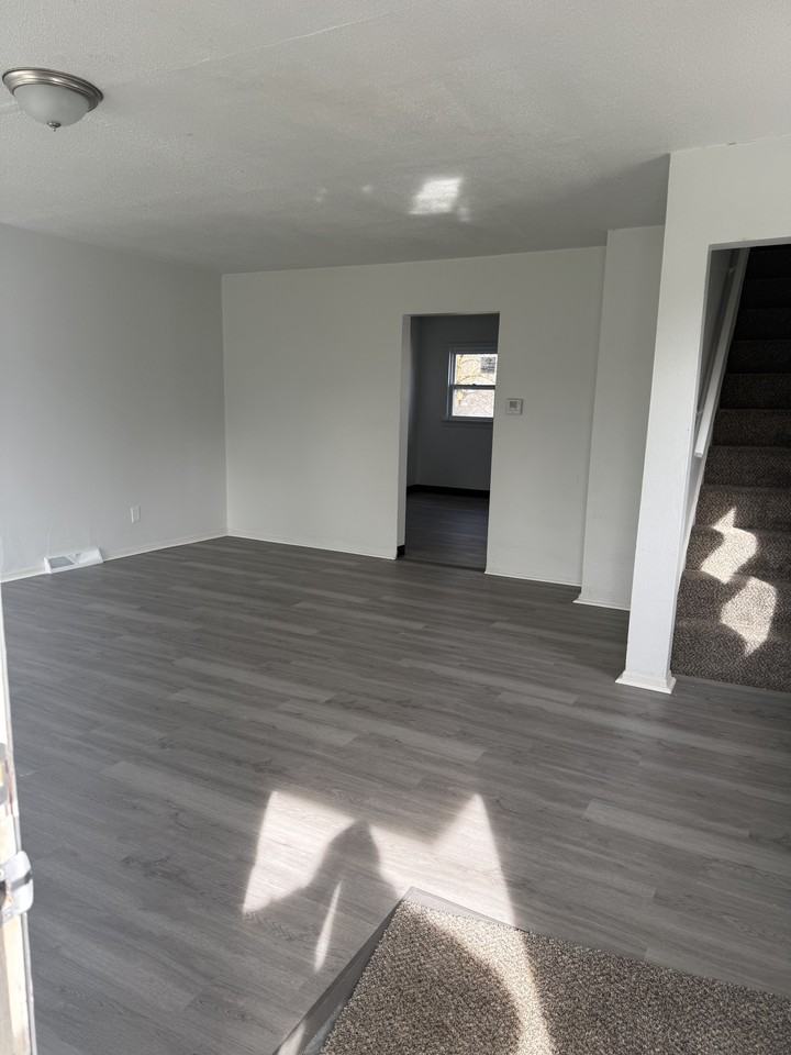 506 8th St #1 - Photo 2 of 10