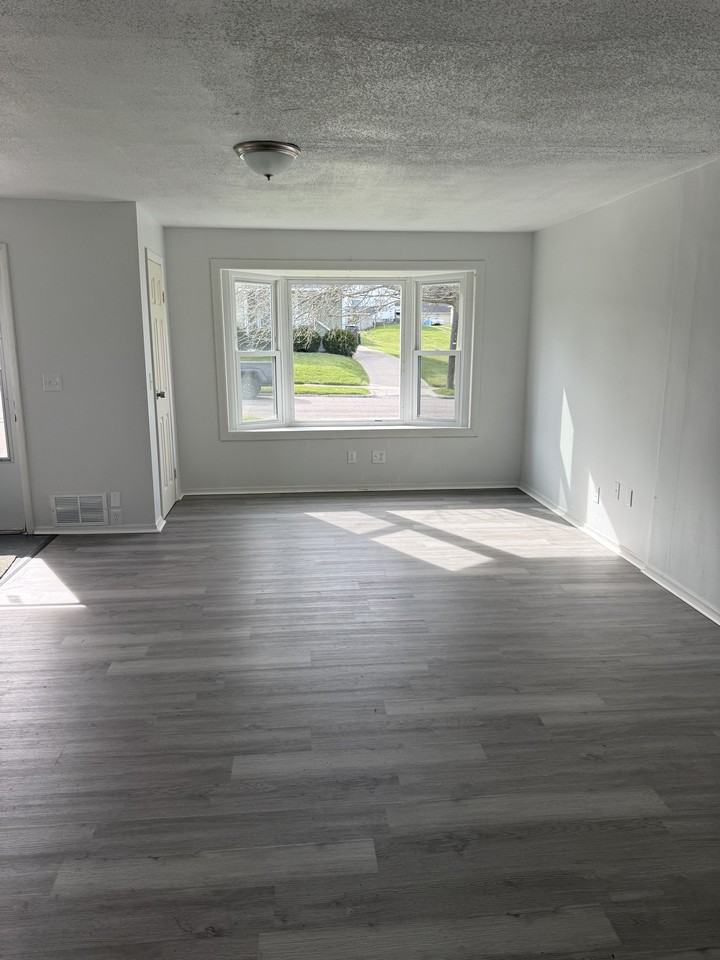 506 8th St #1 - Photo 3 of 10