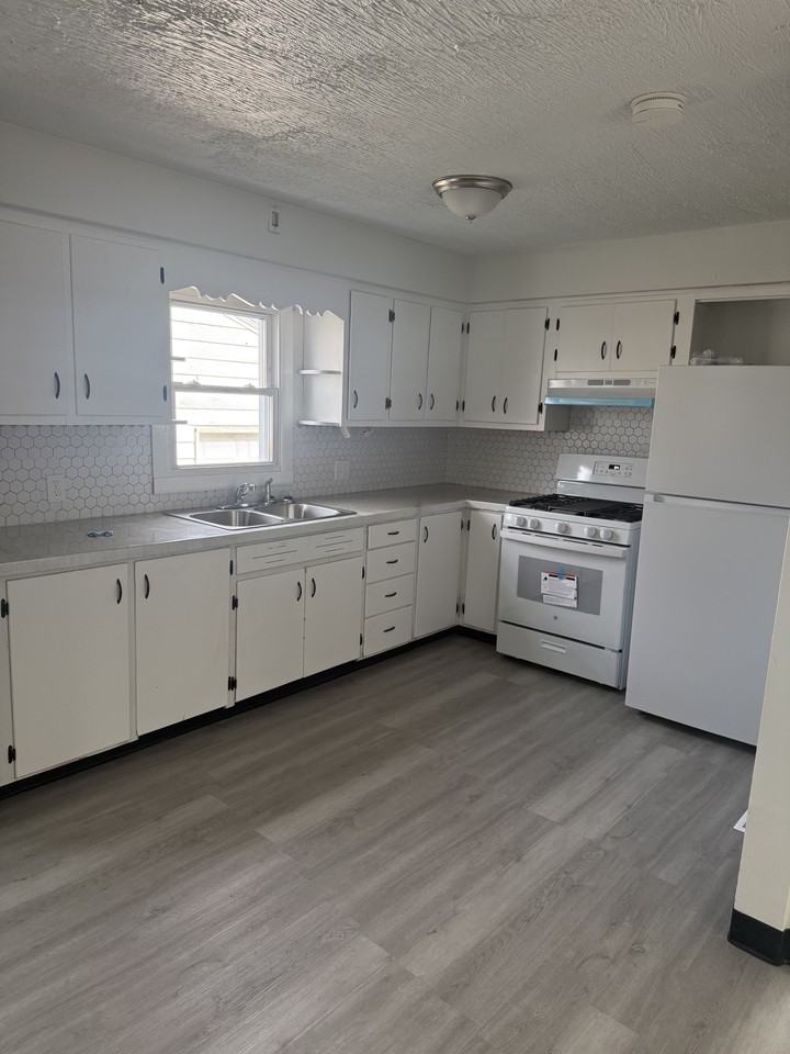 506 8th St #1 - Photo 4 of 10