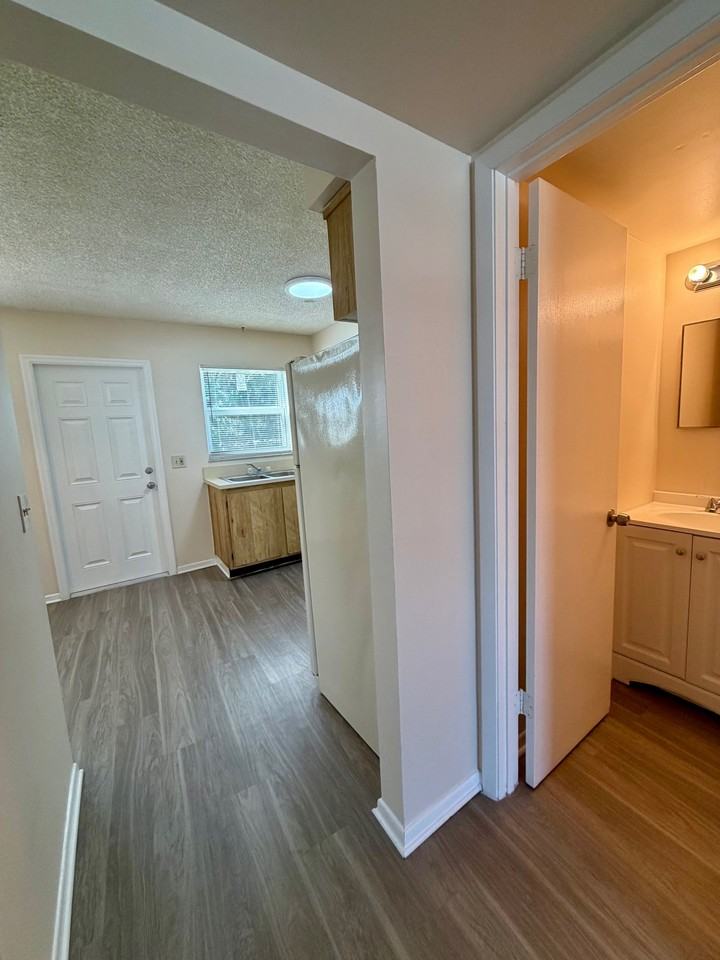 664 Sw 35th St #664APT3 - Photo 3 of 26