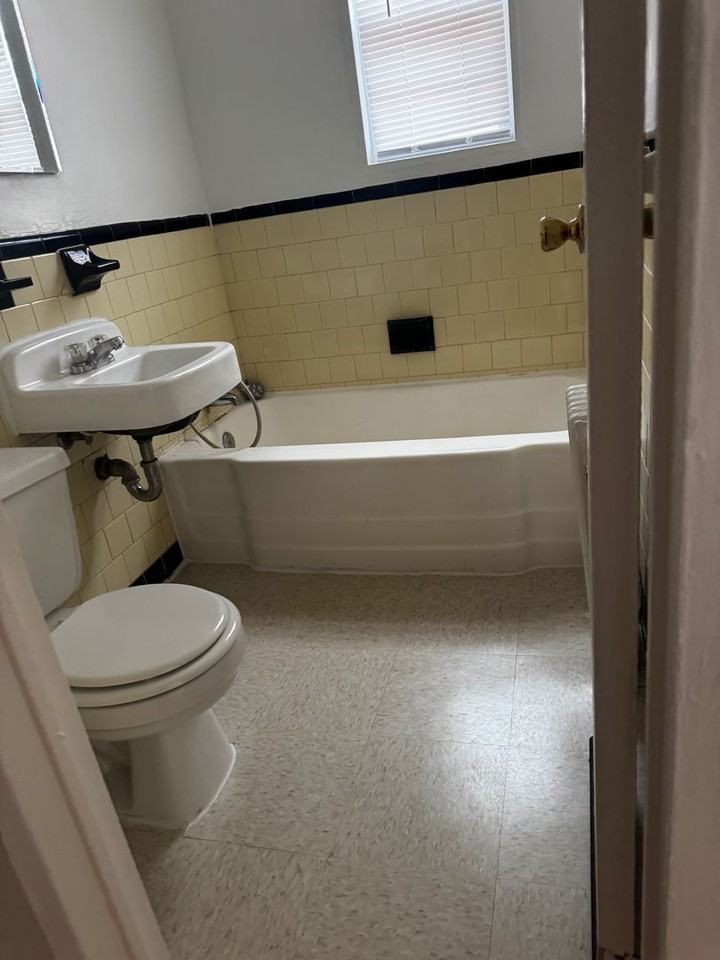 140 KENILWORTH AVE NE - Photo 2 of 8