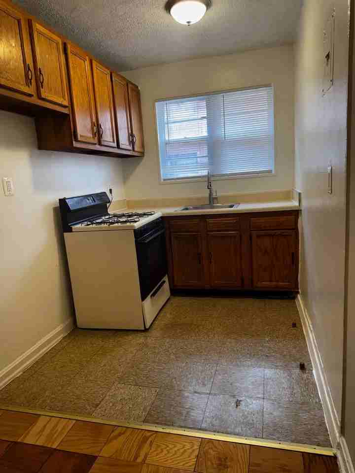 140 KENILWORTH AVE NE - Photo 5 of 8