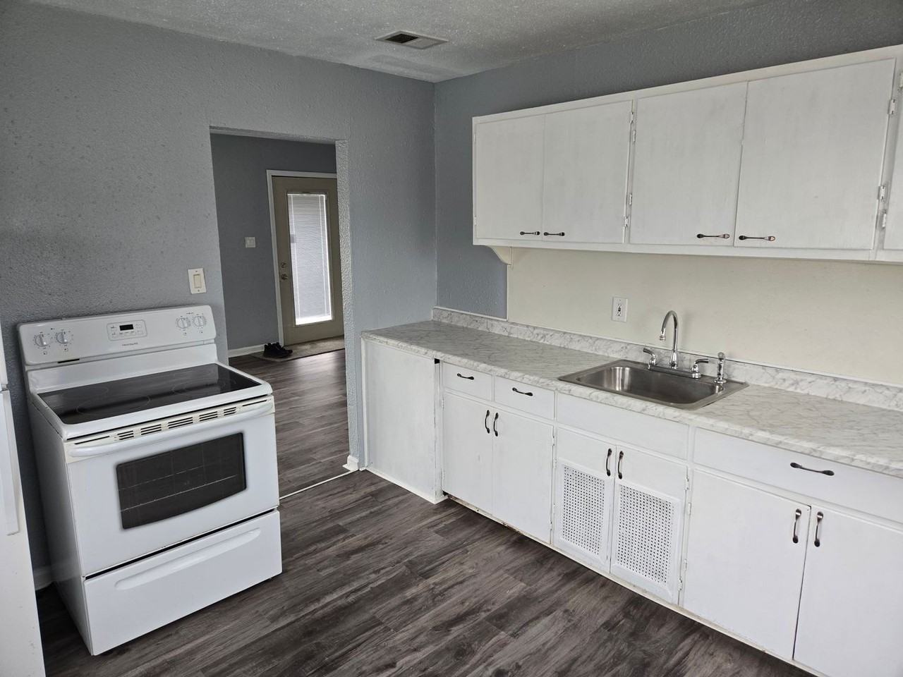 429 Anthony St - Photo 3 of 6