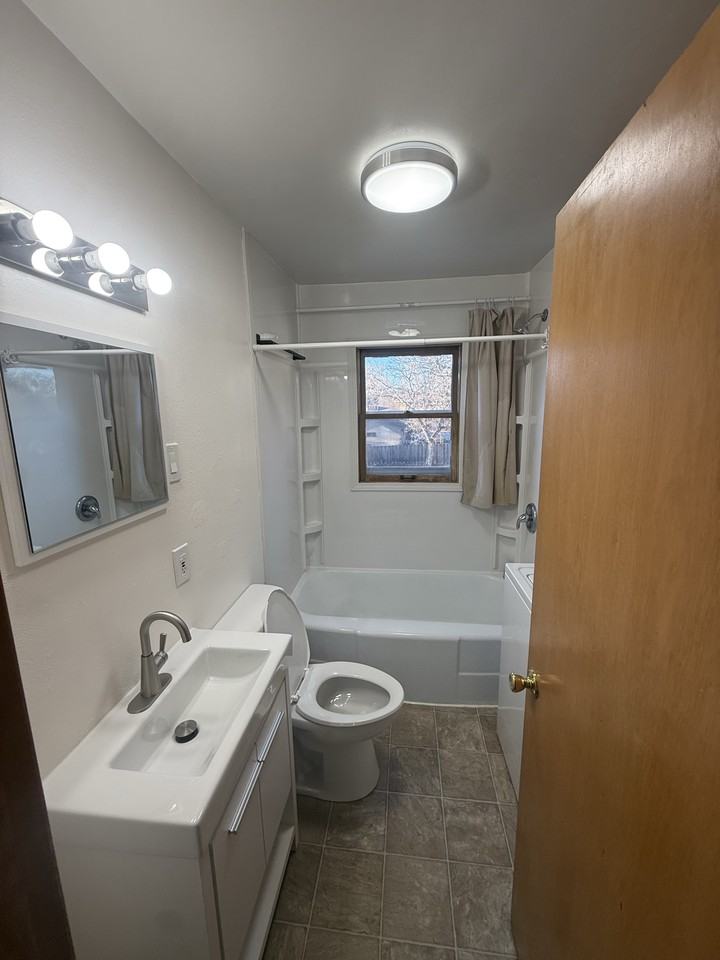 824 1st Ave Nw #2 - Photo 4 of 7