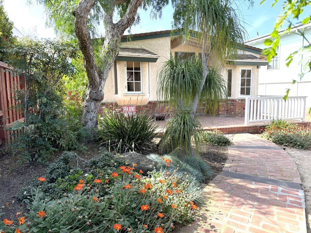 586 33rd St - Photo 3 of 39