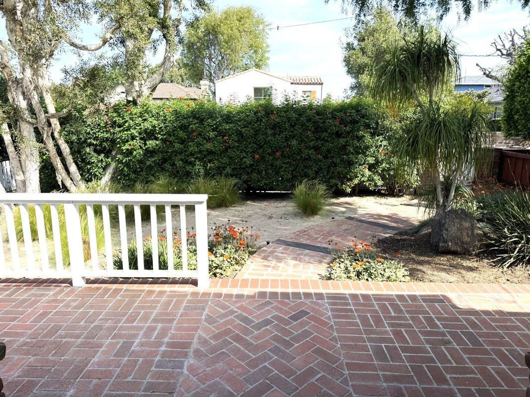 586 33rd St - Photo 5 of 39