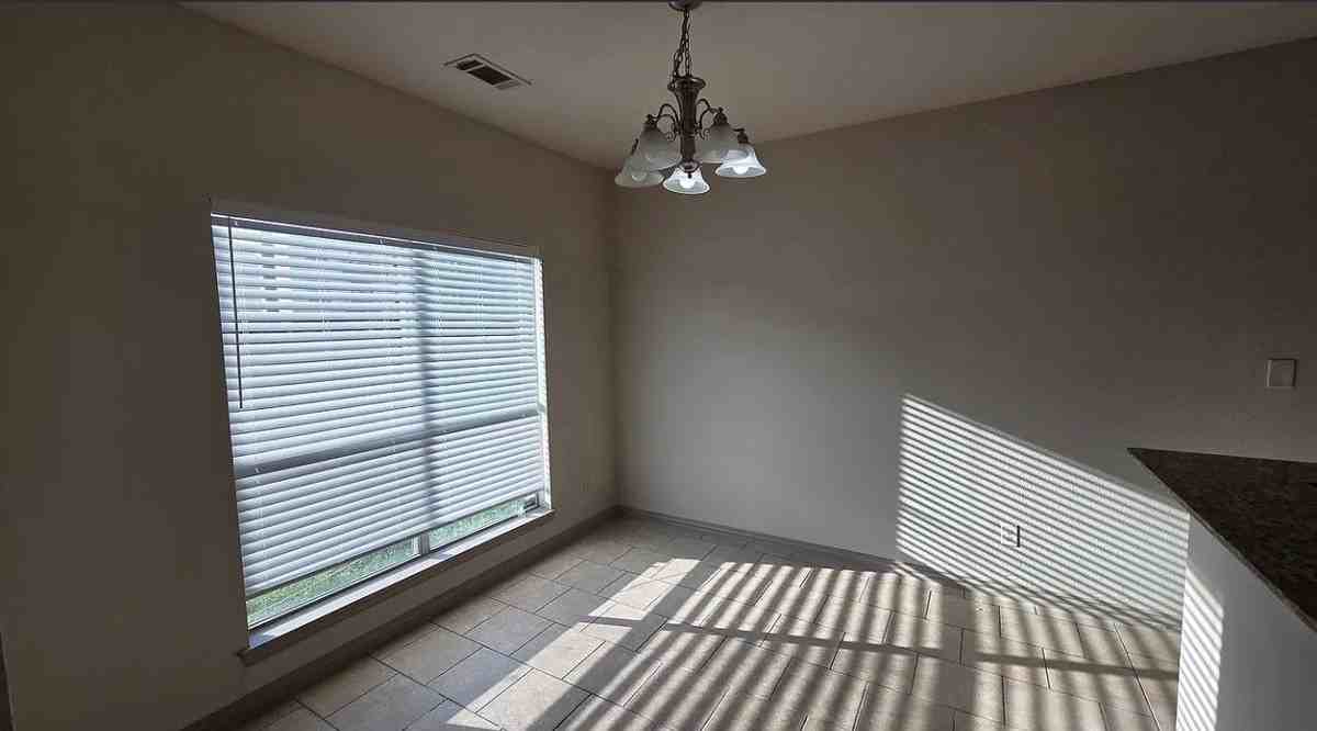 2396 Calendar Ct - Photo 4 of 18