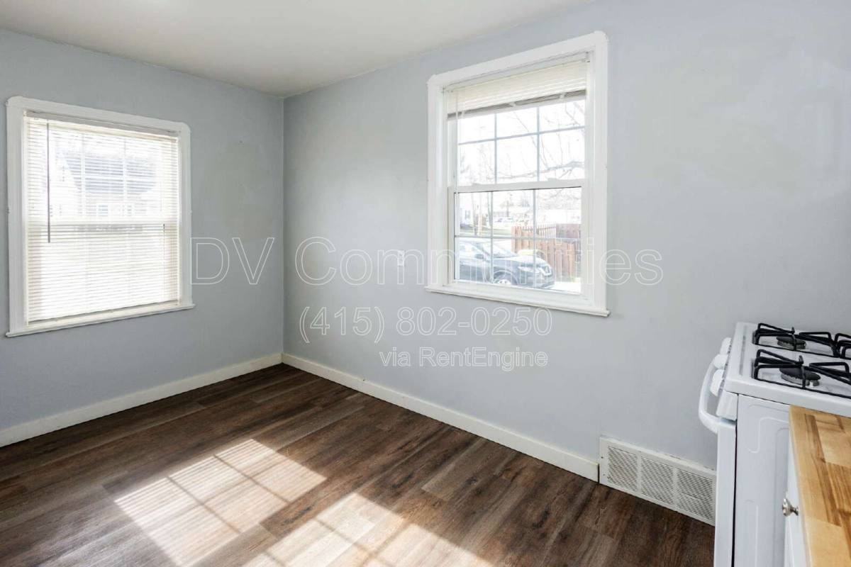 492 E 327th St - Photo 2 of 5