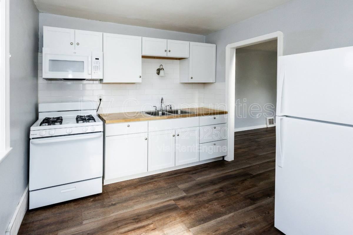 492 E 327th St - Photo 3 of 5