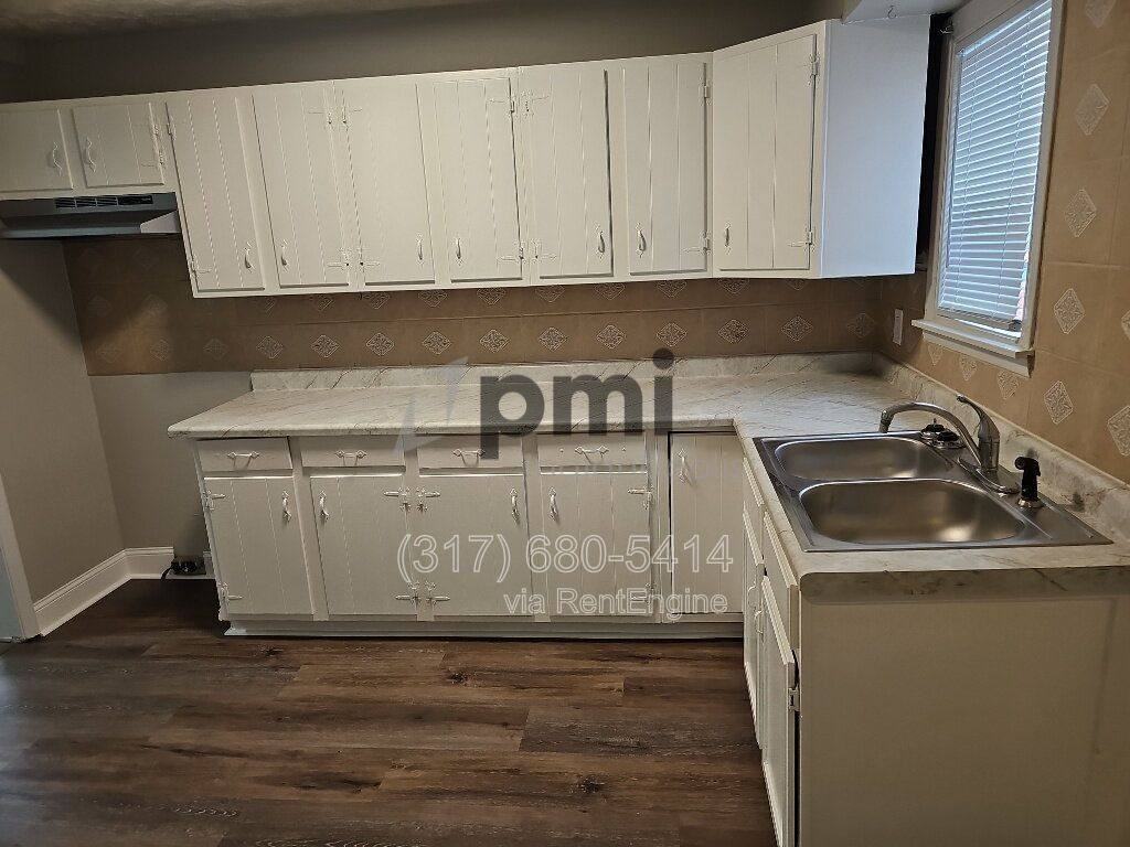 2031 Southeastern Ave - Photo 2 of 10