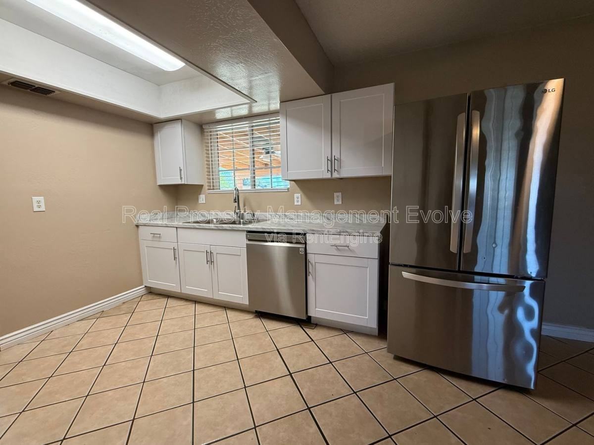 1637 W Muriel Dr - Photo 2 of 10