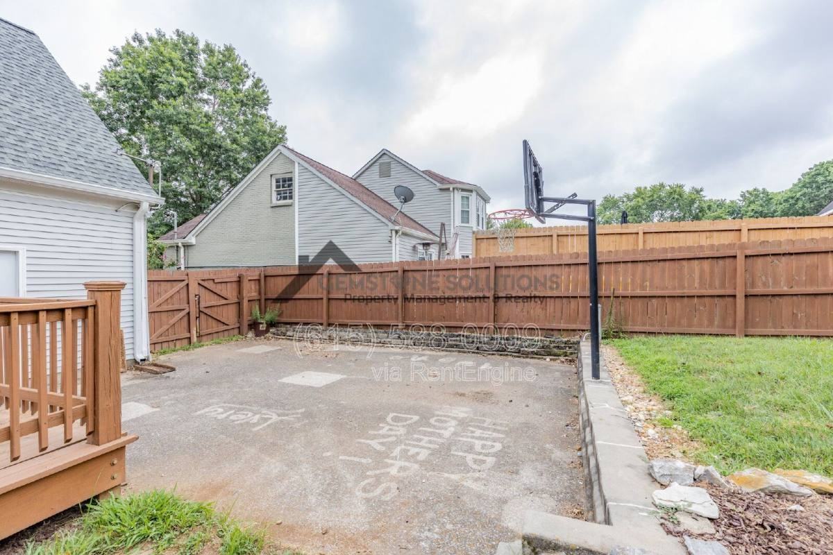 1135 Wedgewood Dr - Photo 3 of 6