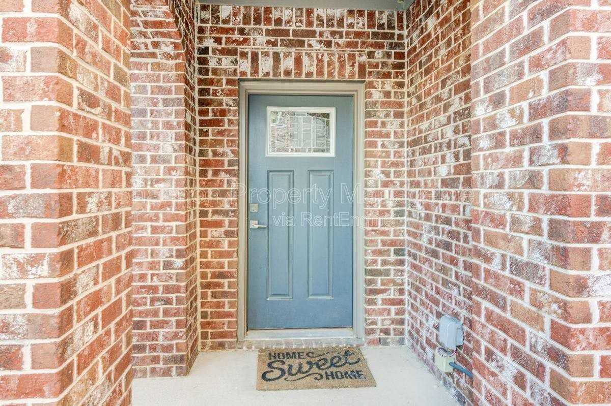 1605 Colorado St - Photo 2 of 10