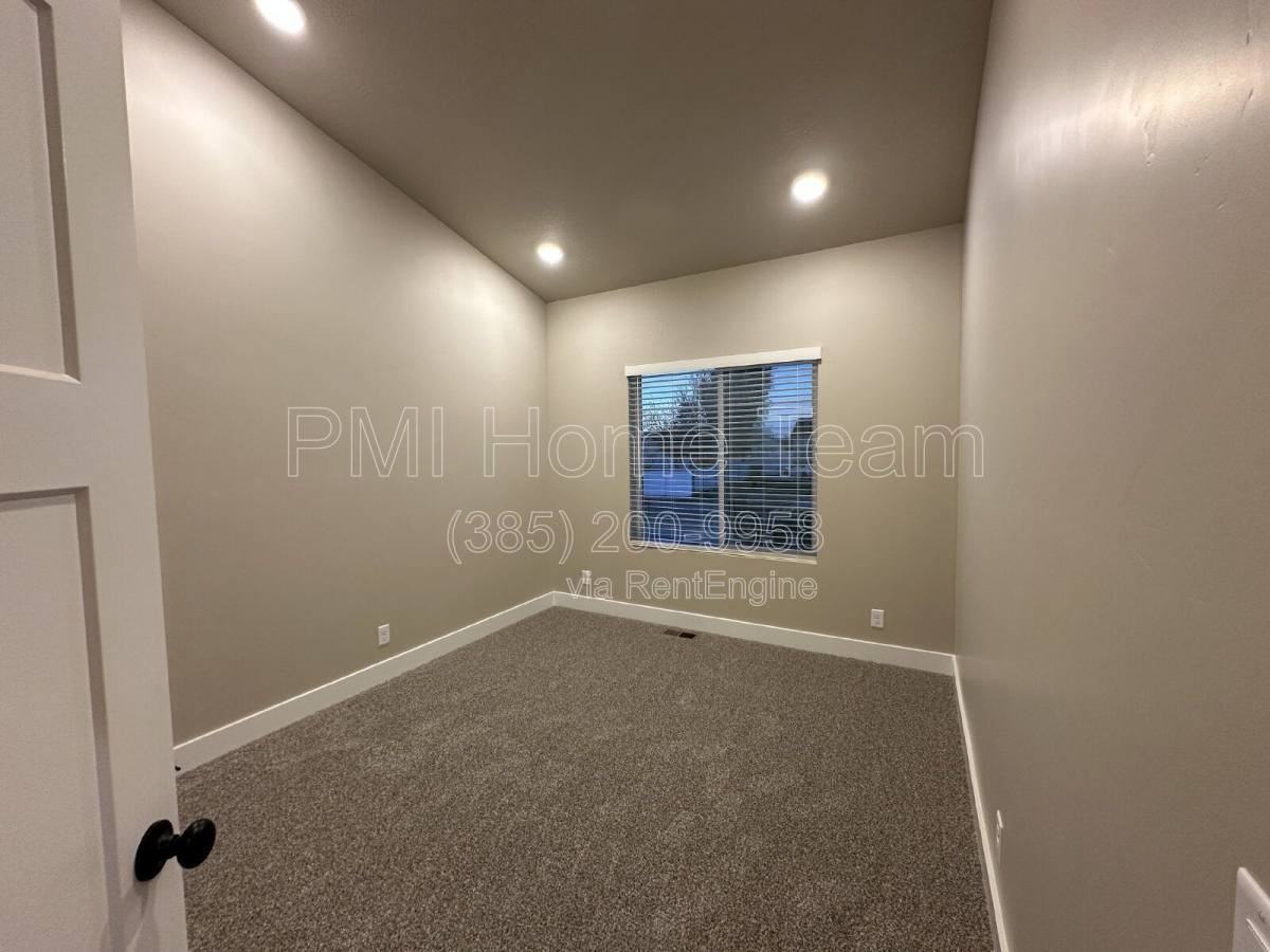 1031 W 1000 N - Photo 2 of 9