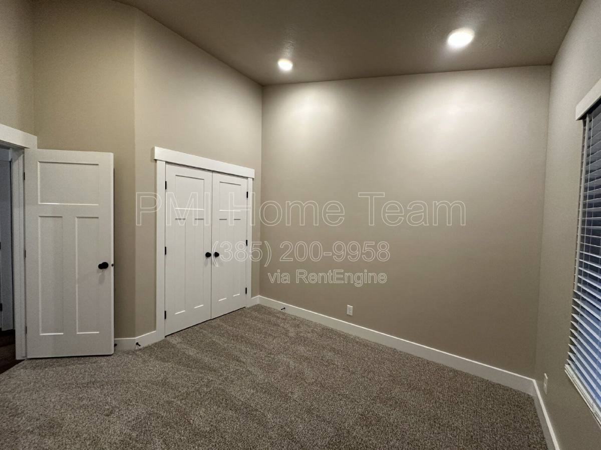 1031 W 1000 N - Photo 3 of 9