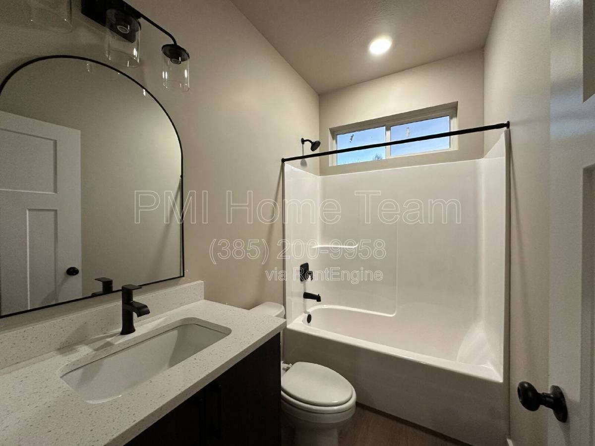 1031 W 1000 N - Photo 4 of 9