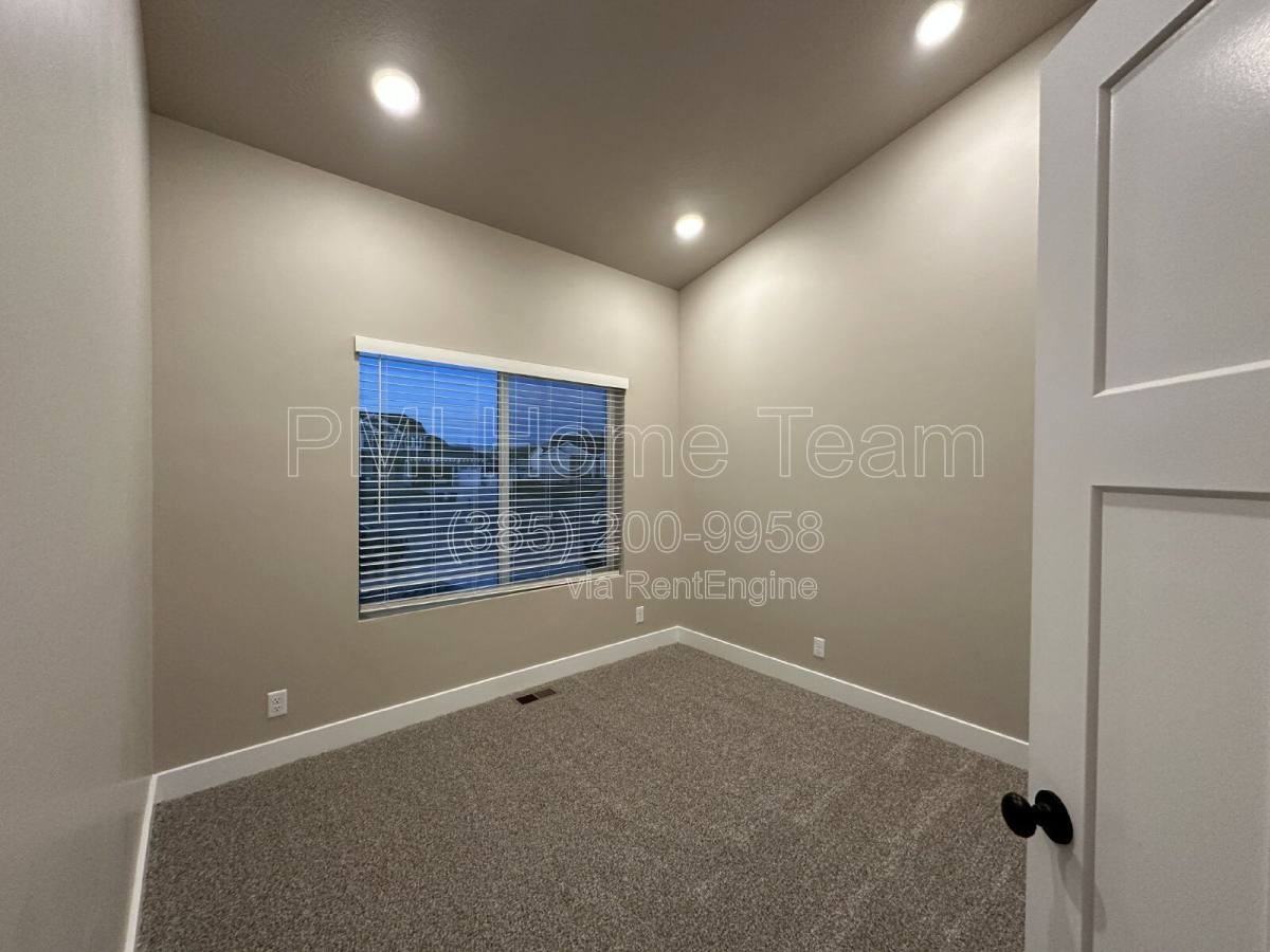 1031 W 1000 N - Photo 5 of 9