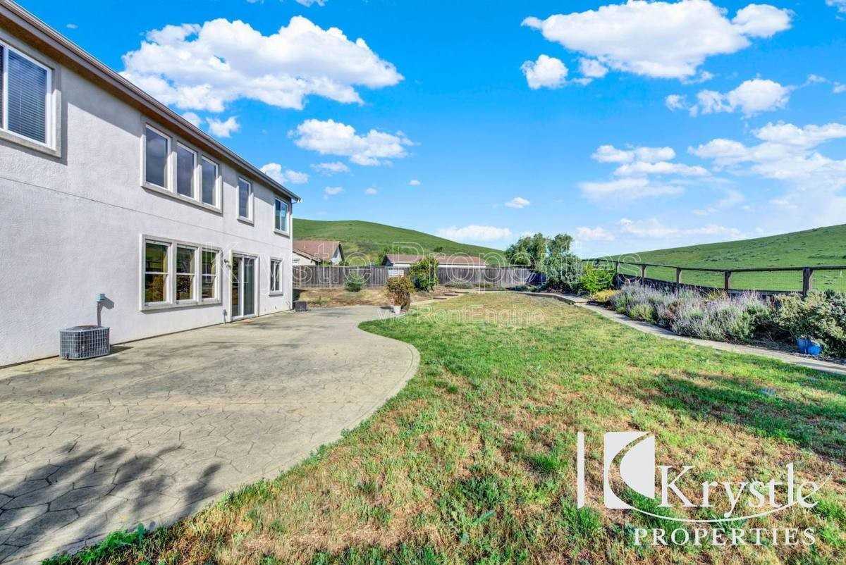 3050 Blue Sky Ct - Photo 3 of 10