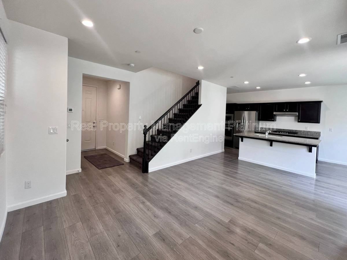 2560 Daisy Dr - Photo 3 of 9