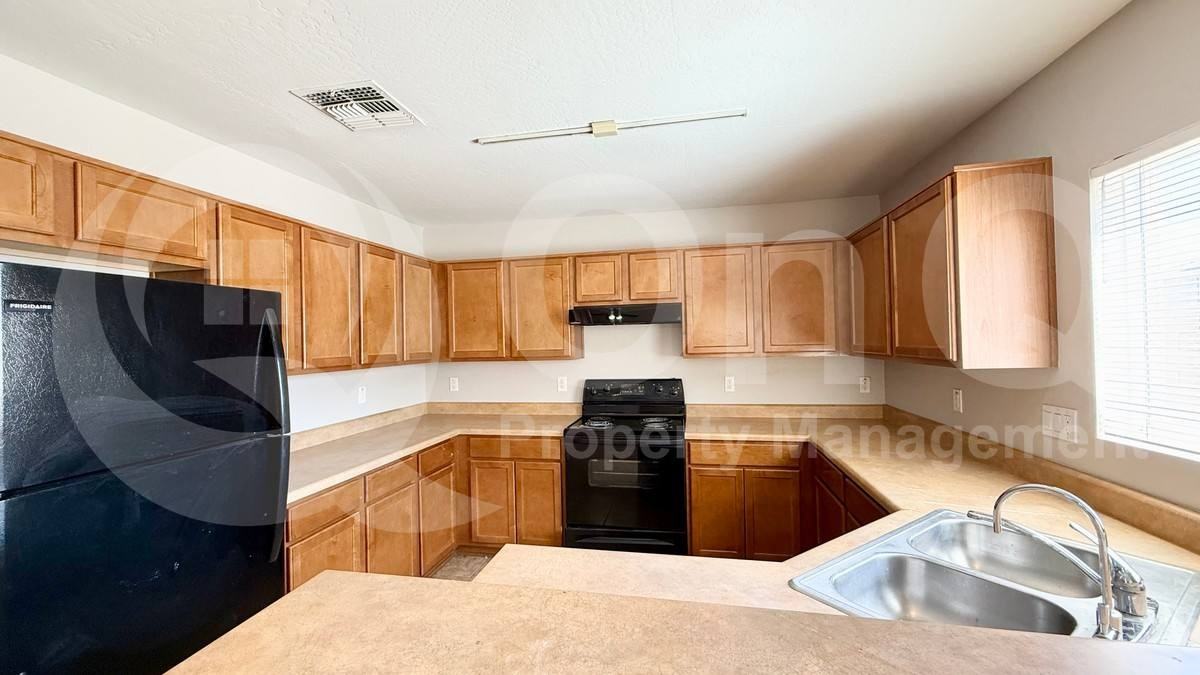 22863 W Cantilever St - Photo 2 of 10
