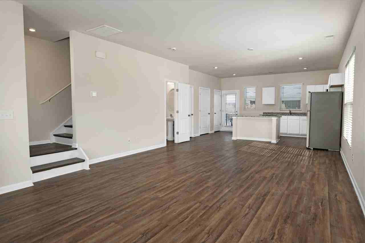 1004 Hamilton Crossing Sq - Photo 5 of 21