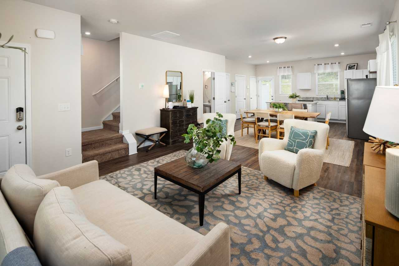 1004 Hamilton Crossing Sq - Photo 7 of 21