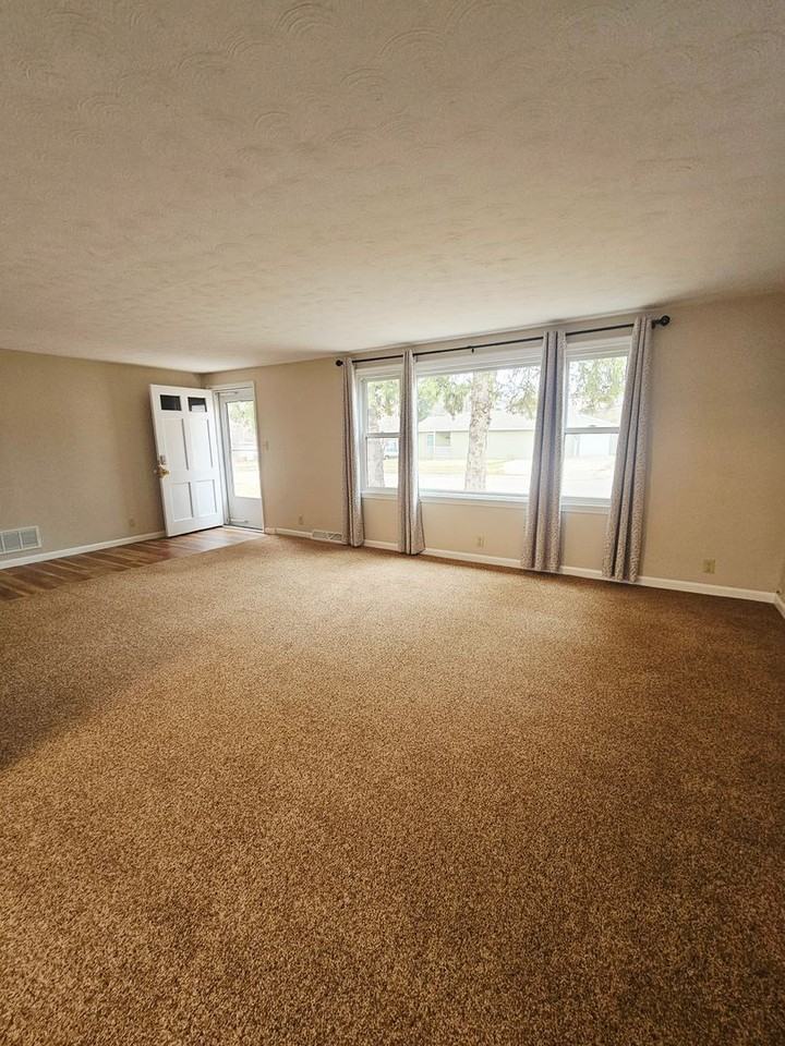4444 Seeaire St - Photo 3 of 20