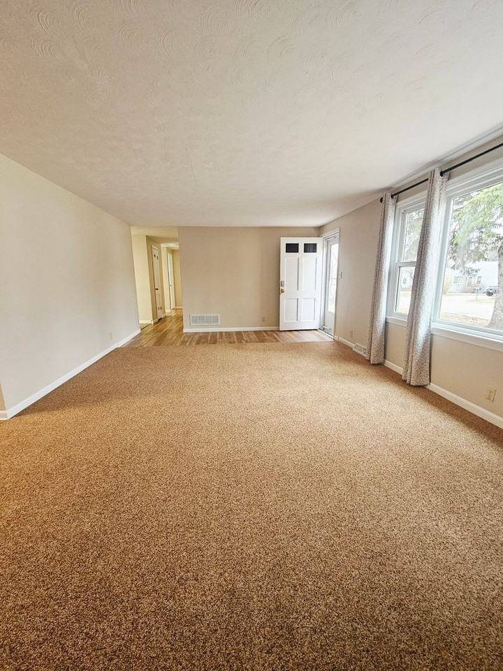 4444 Seeaire St - Photo 4 of 20